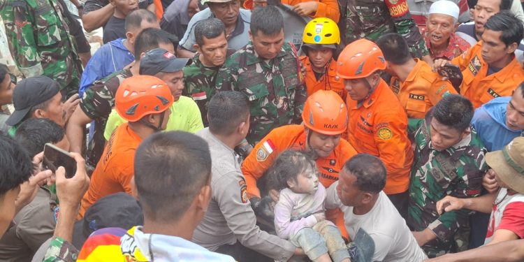 Tim SAR Gabungan melakukan proses evakuasi korban tanah longsor di Kelurahan Empelu, Kecamatan Tanah Sepenggal, Kabupaten Bungo, Rabu (13/05/2026). (Dok: Rudi)