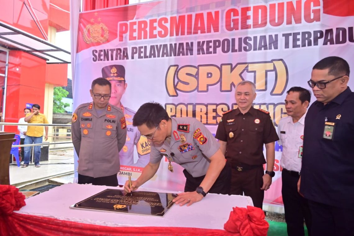 Kapolda Jambi Irjen Pol. Krisno H. Siregar meresmikan Gedung Baru SPKT Polres Bungo sekaligus meninjau fasilitas SPPG Polres Bungo dalam kunjungan kerja di Kabupaten Bungo. (Dok: Alpin)
