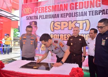 Kapolda Jambi Irjen Pol. Krisno H. Siregar meresmikan Gedung Baru SPKT Polres Bungo sekaligus meninjau fasilitas SPPG Polres Bungo dalam kunjungan kerja di Kabupaten Bungo. (Dok: Alpin)