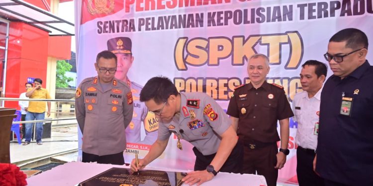 Kapolda Jambi Irjen Pol. Krisno H. Siregar meresmikan Gedung Baru SPKT Polres Bungo sekaligus meninjau fasilitas SPPG Polres Bungo dalam kunjungan kerja di Kabupaten Bungo. (Dok: Alpin)