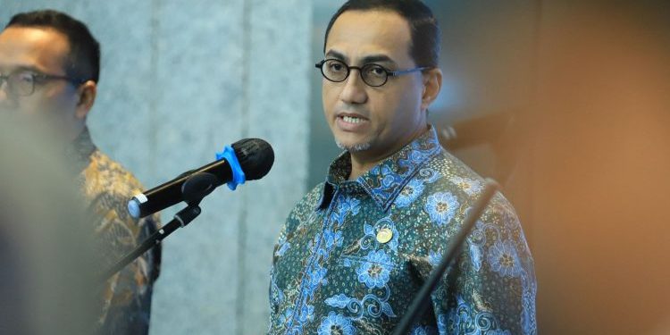 Kepala Eksekutif Pengawas Pasar Modal, Keuangan Derivatif, dan Bursa Karbon OJK Hasan Fawzi memberikan keterangan terkait dampak rebalancing indeks MSCI terhadap pasar modal Indonesia di Jakarta, Rabu (13/5/2026). (Dok. Humas OJK)