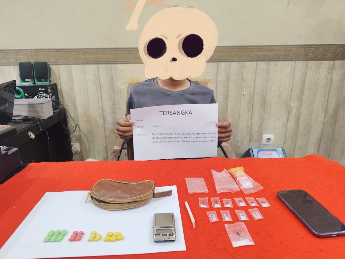 eorang pemuda berinisial MB (21) beserta barang bukti 11 paket sabu dan 22 butir pil ekstasi di Satresnarkoba Polresta Jambi. (Dok: Alpin)