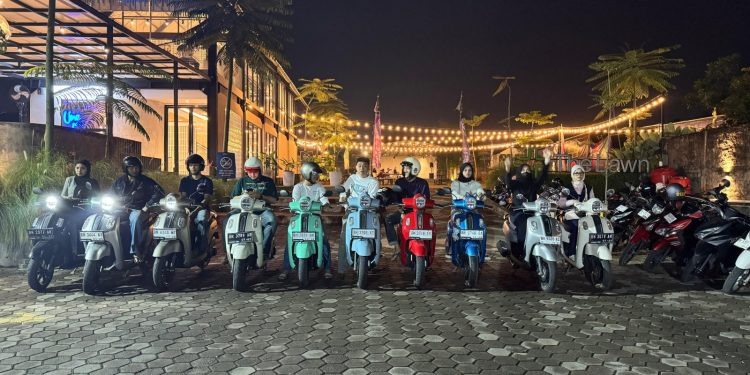 Sekelompok riders Yamaha Fazzio di Jambi berpose bersama saat nongkrong di kawasan Taman Jaksa. (Dok: Rudi)