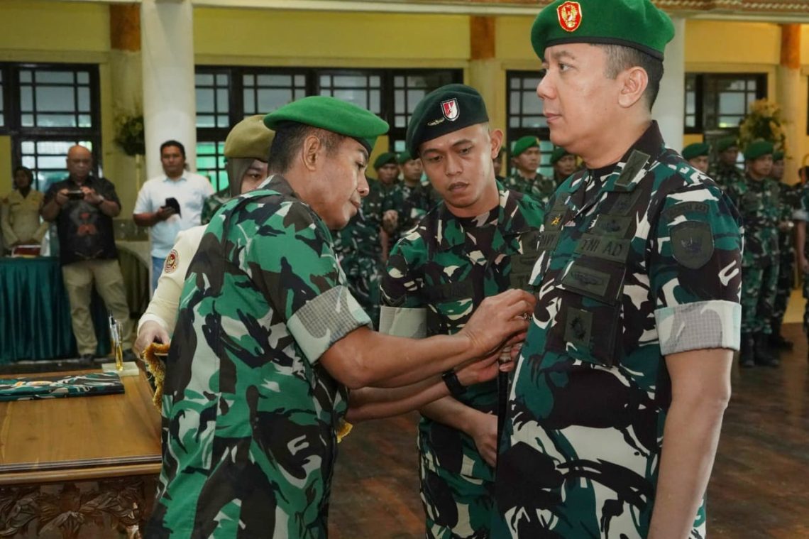 Danrem 042/Gapu Brigjen TNI Nyamin memimpin penyerahan jabatan Kasrem dan serah terima jabatan Kasi Pers Korem 042/Gapu di Balai Prajurit Korem 042/Gapu, Jambi, Jumat (15/5/2026). (Dok: Rudi)