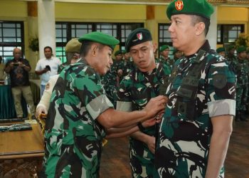 Danrem 042/Gapu Brigjen TNI Nyamin memimpin penyerahan jabatan Kasrem dan serah terima jabatan Kasi Pers Korem 042/Gapu di Balai Prajurit Korem 042/Gapu, Jambi, Jumat (15/5/2026). (Dok: Rudi)