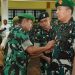 Danrem 042/Gapu Brigjen TNI Nyamin memimpin penyerahan jabatan Kasrem dan serah terima jabatan Kasi Pers Korem 042/Gapu di Balai Prajurit Korem 042/Gapu, Jambi, Jumat (15/5/2026). (Dok: Rudi)