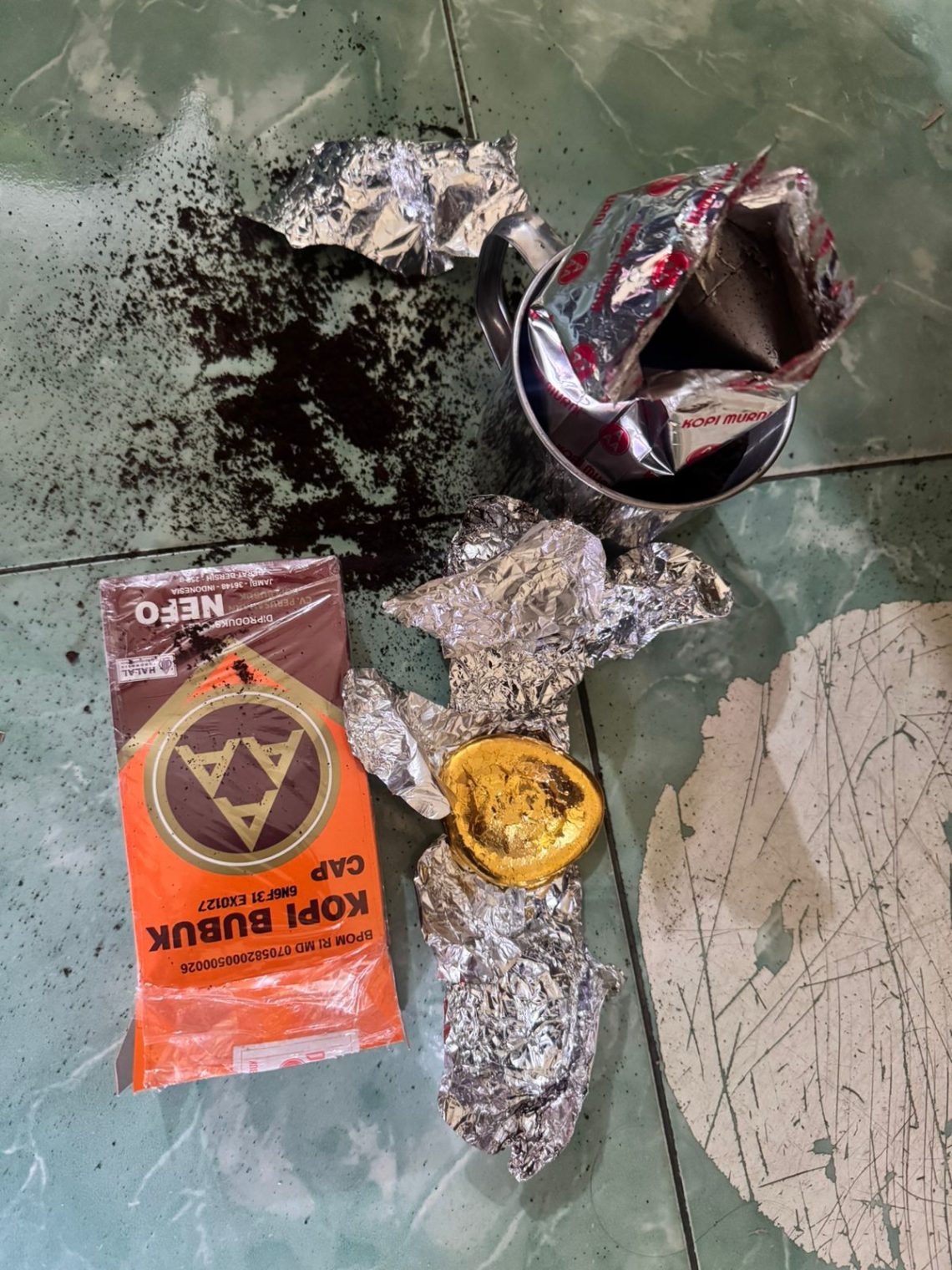 Petugas Cargo Bandara Sultan Thaha Jambi menunjukkan emas ilegal seberat 375 gram yang disamarkan di dalam kaleng kopi dan hendak dikirim ke Jakarta melalui jasa pengiriman barang. (Dok: Alpin)