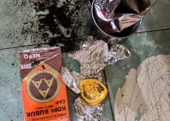 Petugas Cargo Bandara Sultan Thaha Jambi menunjukkan emas ilegal seberat 375 gram yang disamarkan di dalam kaleng kopi dan hendak dikirim ke Jakarta melalui jasa pengiriman barang. (Dok: Alpin)