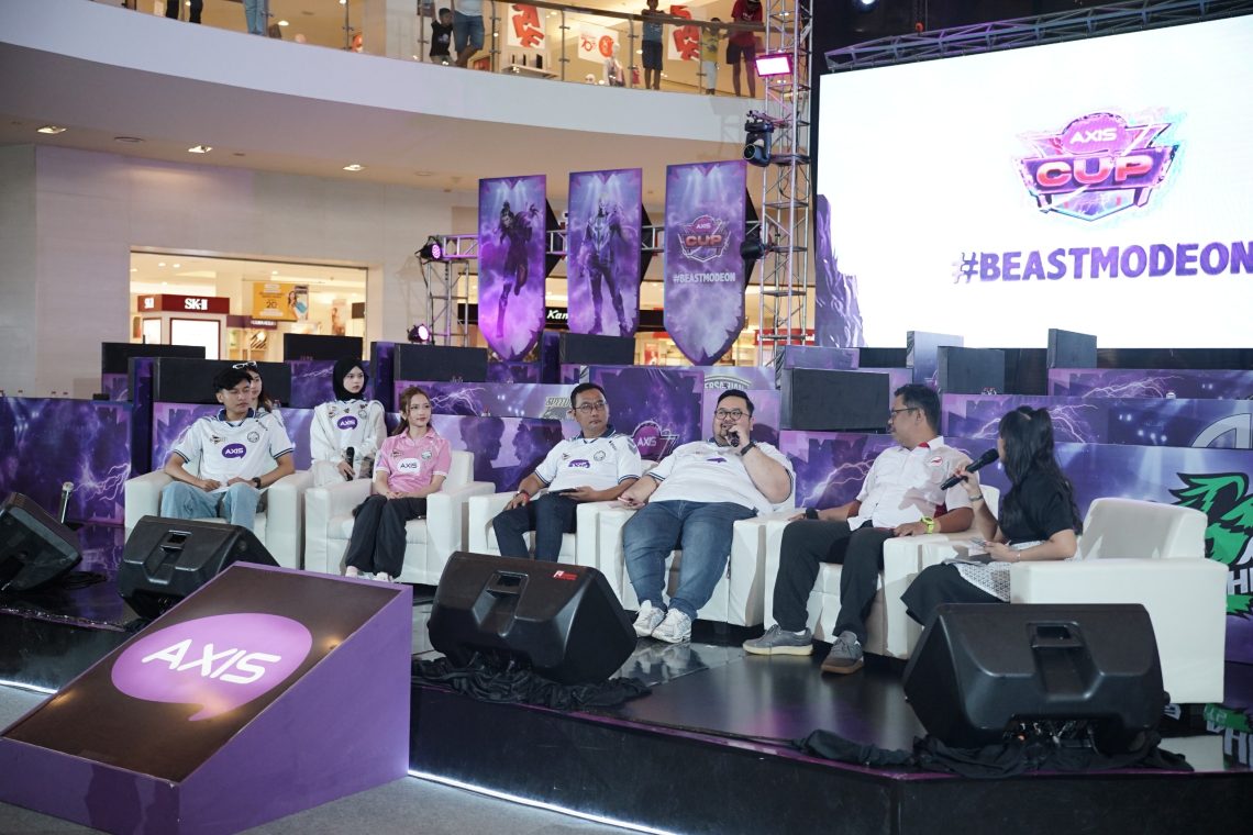 Brand Ambassador dan Pro Player EVOS, Nadse (depan, kedua dari kiri); Regional Group Head Central Java XLSMART, Joseph Marthinus Gultom (ketiga dari kiri); Head of Marketing Youth Segment AXIS XLSMART, Rizki Akbar (ketiga dari kanan); Perwakilan Ketua Bidang Umum ESI Provinsi Jawa Tengah, Prima (kedua dari kanan) pada sesi Free Fite National Series (FFNS) 2026 Fall di Solo, Sabtu (9/5). (Dok: Corporate Communication XLSMART)