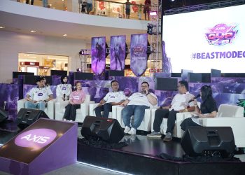 Brand Ambassador dan Pro Player EVOS, Nadse (depan, kedua dari kiri); Regional Group Head Central Java XLSMART, Joseph Marthinus Gultom (ketiga dari kiri); Head of Marketing Youth Segment AXIS XLSMART, Rizki Akbar (ketiga dari kanan); Perwakilan Ketua Bidang Umum ESI Provinsi Jawa Tengah, Prima (kedua dari kanan) pada sesi Free Fite National Series (FFNS) 2026 Fall di Solo, Sabtu (9/5). (Dok: Corporate Communication XLSMART)