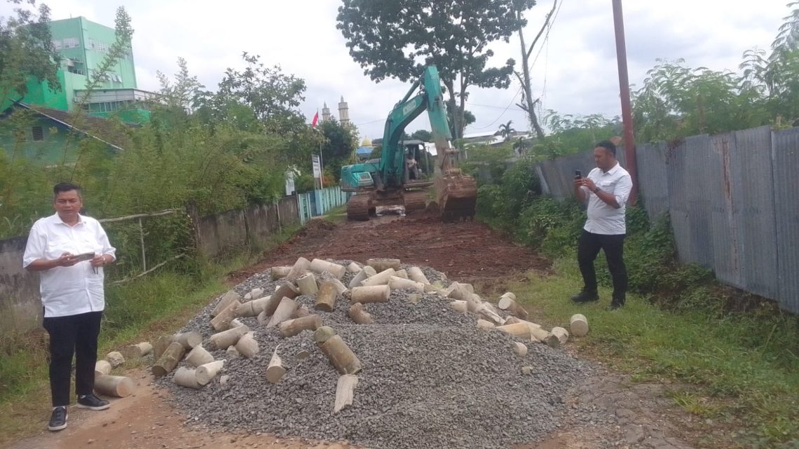 Ketua DPRD Kota Jambi, Kemas Faried Alfarelly meninjau langsung proses penimbunan jalan berlubang di depan Kantor PWI Provinsi Jambi di Jalan Jakarta Ujung, Paal Lima, Kotabaru, Sabtu (16/5/2026). (Dok: Rahmat)