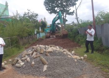 Ketua DPRD Kota Jambi, Kemas Faried Alfarelly meninjau langsung proses penimbunan jalan berlubang di depan Kantor PWI Provinsi Jambi di Jalan Jakarta Ujung, Paal Lima, Kotabaru, Sabtu (16/5/2026). (Dok: Rahmat)