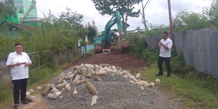 Ketua DPRD Kota Jambi, Kemas Faried Alfarelly meninjau langsung proses penimbunan jalan berlubang di depan Kantor PWI Provinsi Jambi di Jalan Jakarta Ujung, Paal Lima, Kotabaru, Sabtu (16/5/2026). (Dok: Rahmat)