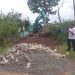 Ketua DPRD Kota Jambi, Kemas Faried Alfarelly meninjau langsung proses penimbunan jalan berlubang di depan Kantor PWI Provinsi Jambi di Jalan Jakarta Ujung, Paal Lima, Kotabaru, Sabtu (16/5/2026). (Dok: Rahmat)