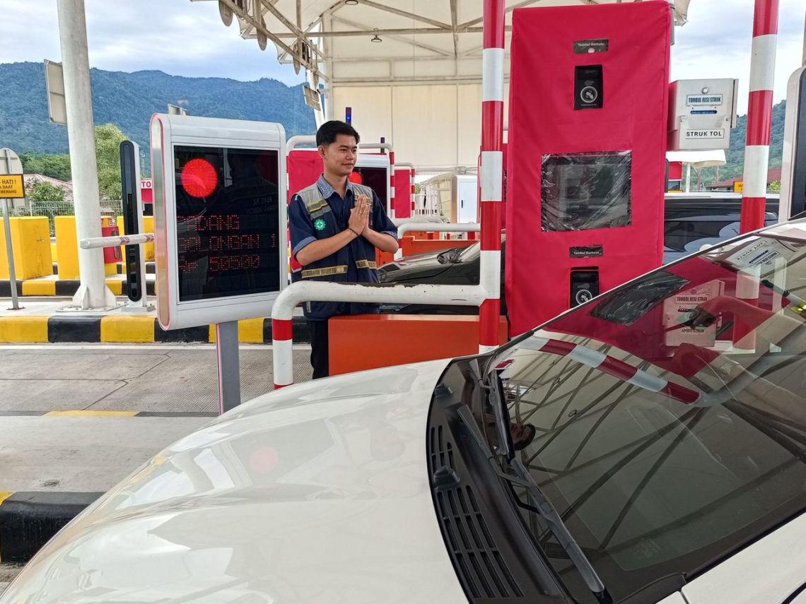 petugas tol saat menyapa pengendara di ruas JTTS saat libur panjang. (Dok: Hutama Karya)