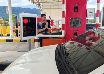 petugas tol saat menyapa pengendara di ruas JTTS saat libur panjang. (Dok: Hutama Karya)