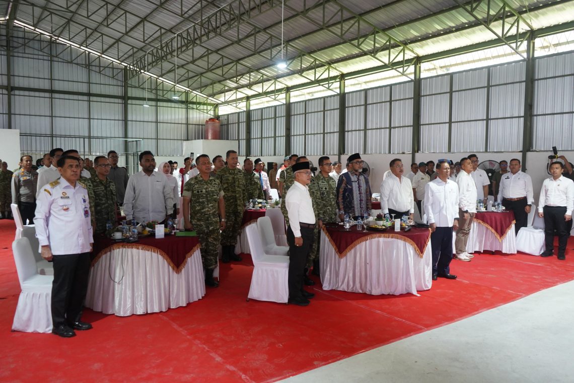 Danrem 042/Gapu Brigjen TNI Nyamin bersama unsur Forkopimda mengikuti video conference peresmian operasional 1.061 Koperasi Desa/Kelurahan Merah Putih yang dipimpin Presiden RI Prabowo Subianto di Kelurahan Kasang, Kota Jambi, Sabtu (16/5/2026). (Dok: Rudi)
