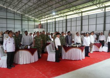 Danrem 042/Gapu Brigjen TNI Nyamin bersama unsur Forkopimda mengikuti video conference peresmian operasional 1.061 Koperasi Desa/Kelurahan Merah Putih yang dipimpin Presiden RI Prabowo Subianto di Kelurahan Kasang, Kota Jambi, Sabtu (16/5/2026). (Dok: Rudi)