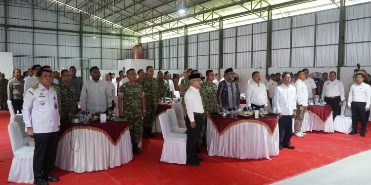 Danrem 042/Gapu Brigjen TNI Nyamin bersama unsur Forkopimda mengikuti video conference peresmian operasional 1.061 Koperasi Desa/Kelurahan Merah Putih yang dipimpin Presiden RI Prabowo Subianto di Kelurahan Kasang, Kota Jambi, Sabtu (16/5/2026). (Dok: Rudi)