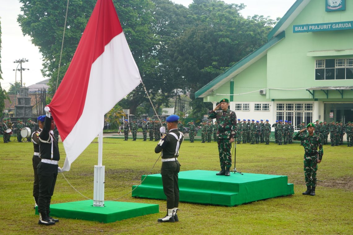 Kasrem 042/Gapu Kolonel Inf Davy Darma Putra memimpin Upacara Bendera 17-an bulan Mei 2026 di lapangan Makorem 042/Gapu, Senin (18/5/2026). (Dok: Rudi)