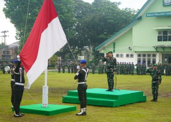 Kasrem 042/Gapu Kolonel Inf Davy Darma Putra memimpin Upacara Bendera 17-an bulan Mei 2026 di lapangan Makorem 042/Gapu, Senin (18/5/2026). (Dok: Rudi)