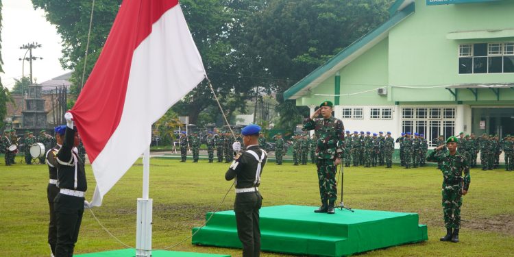 Kasrem 042/Gapu Kolonel Inf Davy Darma Putra memimpin Upacara Bendera 17-an bulan Mei 2026 di lapangan Makorem 042/Gapu, Senin (18/5/2026). (Dok: Rudi)