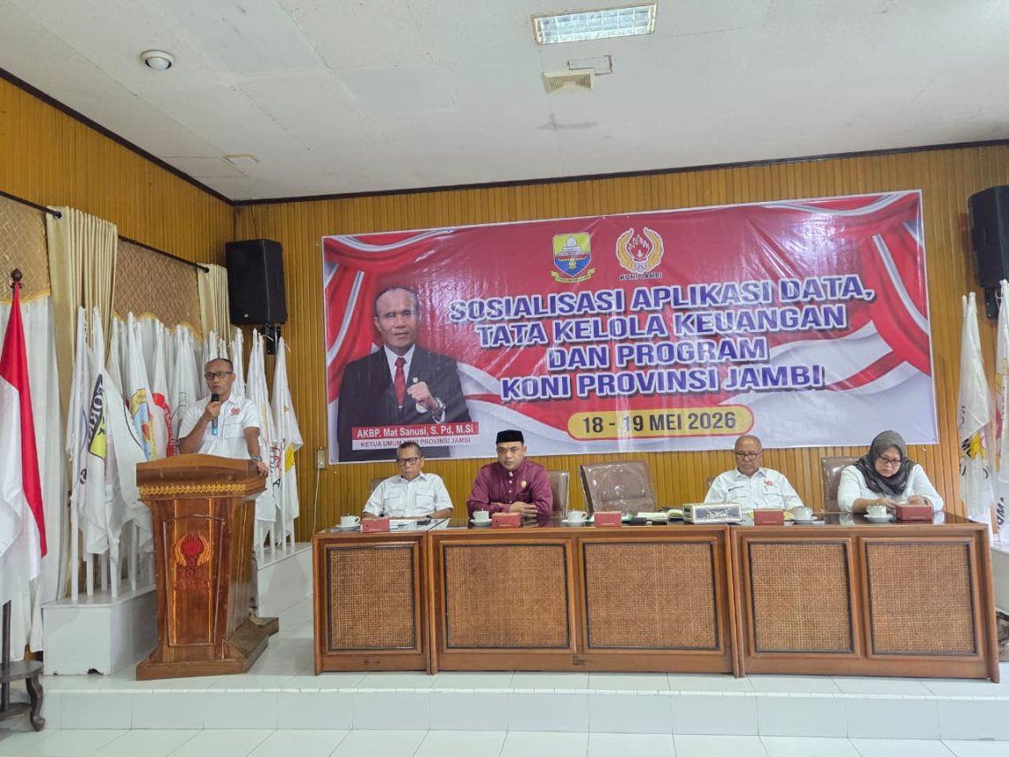 Ketua Umum KONI Provinsi Jambi AKBP Mat Sanusi membuka sosialisasi Aplikasi Data, Tata Kelola Keuangan, dan Program Kerja KONI Jambi di Aula KONI, Senin (18/5). (Dok: Alpin)