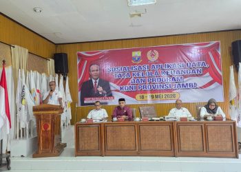 Ketua Umum KONI Provinsi Jambi AKBP Mat Sanusi membuka sosialisasi Aplikasi Data, Tata Kelola Keuangan, dan Program Kerja KONI Jambi di Aula KONI, Senin (18/5). (Dok: Alpin)
