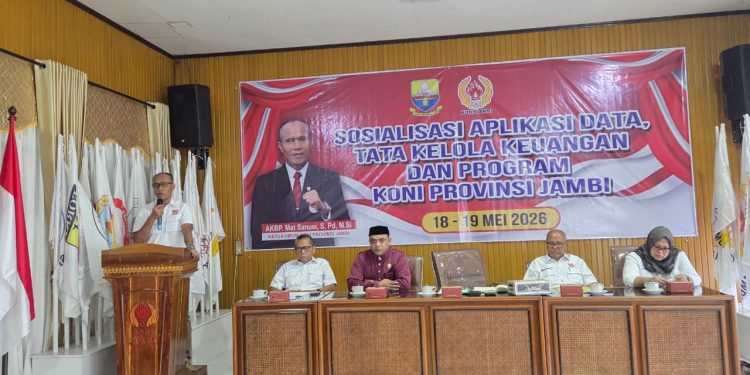 Ketua Umum KONI Provinsi Jambi AKBP Mat Sanusi membuka sosialisasi Aplikasi Data, Tata Kelola Keuangan, dan Program Kerja KONI Jambi di Aula KONI, Senin (18/5). (Dok: Alpin)