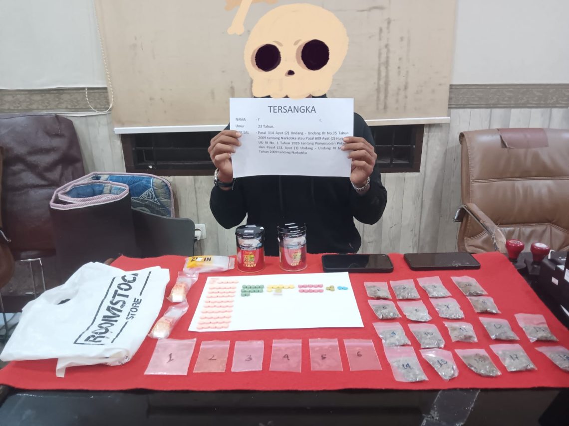 Satresnarkoba Polresta Jambi menunjukkan pelaku serta barang bukti puluhan pil ekstasi dan ganja hasil pengungkapan kasus peredaran narkoba. (Dok: Humas Polresta Jambi)