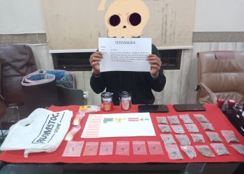 Satresnarkoba Polresta Jambi menunjukkan pelaku serta barang bukti puluhan pil ekstasi dan ganja hasil pengungkapan kasus peredaran narkoba. (Dok: Humas Polresta Jambi)