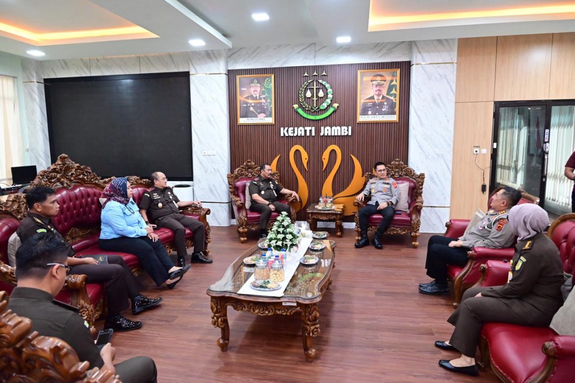 Kapolda Jambi Krisno H. Siregar bersama jajaran melakukan kunjungan silaturahmi ke Kejaksaan Tinggi Jambi. (Dok: Alpin)