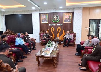 Kapolda Jambi Krisno H. Siregar bersama jajaran melakukan kunjungan silaturahmi ke Kejaksaan Tinggi Jambi. (Dok: Alpin)