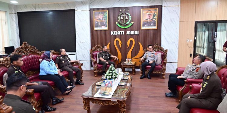 Kapolda Jambi Krisno H. Siregar bersama jajaran melakukan kunjungan silaturahmi ke Kejaksaan Tinggi Jambi. (Dok: Alpin)
