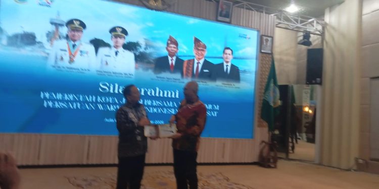 Wali Kota Jambi Maulana menerima kunjungan silaturahmi Ketua Umum PWI Pusat Akhmad Munir di Rumah Dinas Wali Kota Jambi, Selasa malam (19/5/2026). (Dok: Arwani)