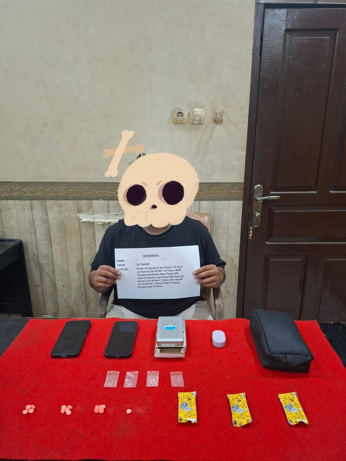 Pelaku dan barang bukti saat diamankan satresnarkoba Polresta Jambi. (Dok: Humas Polresta Jambi)