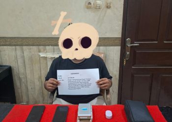 Pelaku dan barang bukti saat diamankan satresnarkoba Polresta Jambi. (Dok: Humas Polresta Jambi)