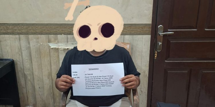 Pelaku dan barang bukti saat diamankan satresnarkoba Polresta Jambi. (Dok: Humas Polresta Jambi)