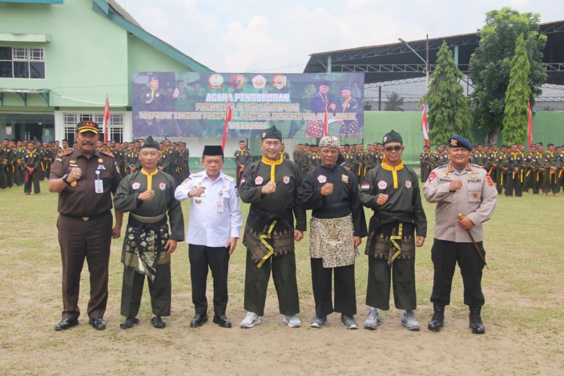 Pangdam XX/Tuanku Imam Bonjol Mayjen TNI Arief Gajah Mada mengukuhkan Pencak Silat Militer Wilayah Korem 042/Gapu di Lapangan Korem 042/Gapu, Kota Jambi. (Dok: Rahmat)