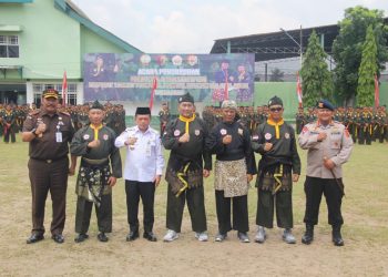 Pangdam XX/Tuanku Imam Bonjol Mayjen TNI Arief Gajah Mada mengukuhkan Pencak Silat Militer Wilayah Korem 042/Gapu di Lapangan Korem 042/Gapu, Kota Jambi. (Dok: Rahmat)