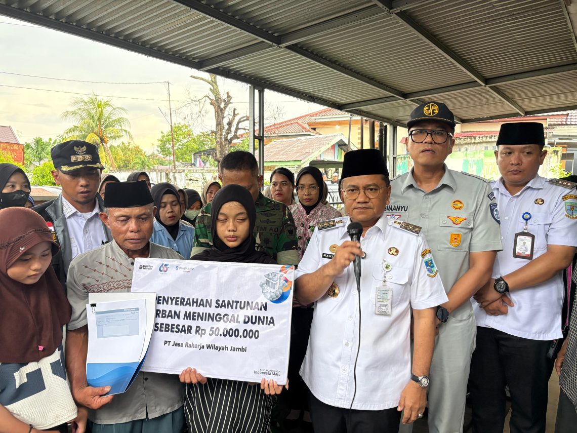 PT Jasa Raharja Kanwil Jambi bersama Wali Kota Jambi dan jajaran terkait menyerahkan santunan kepada ahli waris korban kecelakaan lalu lintas yang terjadi di Jalan Lingkar Barat III, depan Terminal Alam Barajo, Rabu (20/05/2026). (Dok: Humas Jasa Raharja)