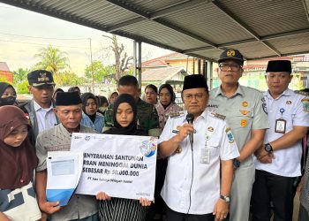 PT Jasa Raharja Kanwil Jambi bersama Wali Kota Jambi dan jajaran terkait menyerahkan santunan kepada ahli waris korban kecelakaan lalu lintas yang terjadi di Jalan Lingkar Barat III, depan Terminal Alam Barajo, Rabu (20/05/2026). (Dok: Humas Jasa Raharja)