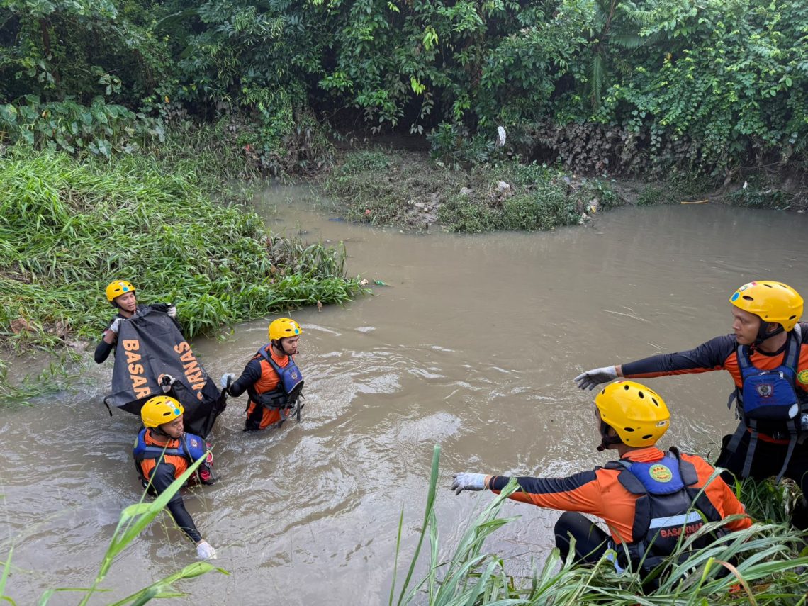 Tim SAR Gabungan mengevakuasi jasad Rafa, bocah 7 tahun yang hanyut terbawa arus parit saat bermain hujan di Kecamatan Paal Merah, Kota Jambi. Korban ditemukan meninggal dunia sejauh 2,5 kilometer dari lokasi awal kejadian, Kamis (21/5/2026). (Dok: Rahmat)