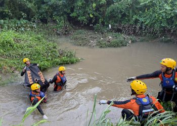 Tim SAR Gabungan mengevakuasi jasad Rafa, bocah 7 tahun yang hanyut terbawa arus parit saat bermain hujan di Kecamatan Paal Merah, Kota Jambi. Korban ditemukan meninggal dunia sejauh 2,5 kilometer dari lokasi awal kejadian, Kamis (21/5/2026). (Dok: Rahmat)