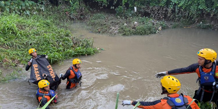 Tim SAR Gabungan mengevakuasi jasad Rafa, bocah 7 tahun yang hanyut terbawa arus parit saat bermain hujan di Kecamatan Paal Merah, Kota Jambi. Korban ditemukan meninggal dunia sejauh 2,5 kilometer dari lokasi awal kejadian, Kamis (21/5/2026). (Dok: Rahmat)