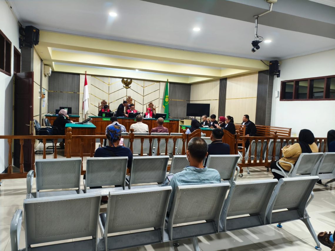 Majelis Hakim Pengadilan Tipikor pada Pengadilan Negeri Jambi membacakan putusan terhadap para terdakwa kasus dugaan korupsi pengadaan praktik utama DAK SMK Dinas Pendidikan Provinsi Jambi Tahun Anggaran 2022, Rabu (20/5/2026). (Dok: Rudi)