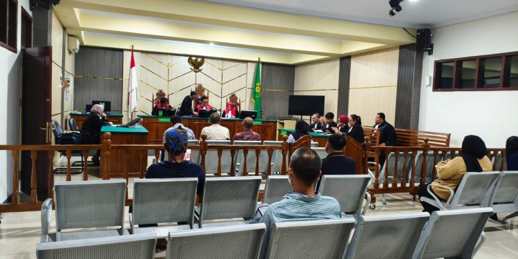 Majelis Hakim Pengadilan Tipikor pada Pengadilan Negeri Jambi membacakan putusan terhadap para terdakwa kasus dugaan korupsi pengadaan praktik utama DAK SMK Dinas Pendidikan Provinsi Jambi Tahun Anggaran 2022, Rabu (20/5/2026). (Dok: Rudi)
