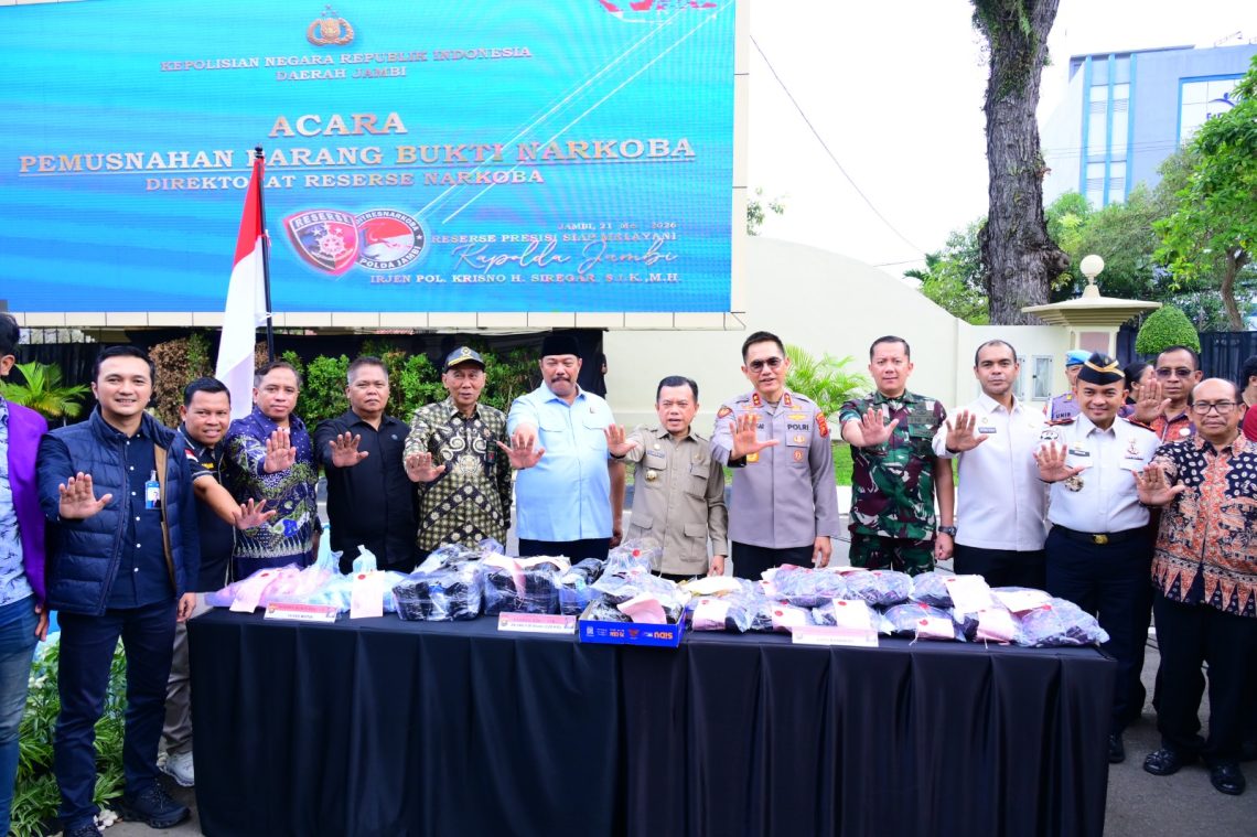 Kapolda Jambi Irjen Pol. Krisno H. Siregar bersama Gubernur Jambi Al Haris dan unsur Forkopimda saat memusnahkan barang bukti narkotika berupa 20 kilogram sabu, 20 ribu butir ekstasi serta ribuan cartridge etomidate di Mapolda Jambi, Kamis (21/5/2026). (Dok: Alpin)