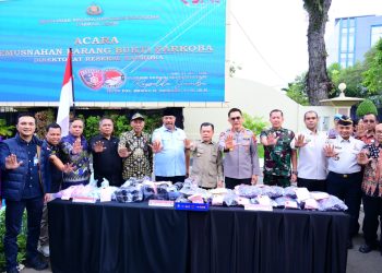 Kapolda Jambi Irjen Pol. Krisno H. Siregar bersama Gubernur Jambi Al Haris dan unsur Forkopimda saat memusnahkan barang bukti narkotika berupa 20 kilogram sabu, 20 ribu butir ekstasi serta ribuan cartridge etomidate di Mapolda Jambi, Kamis (21/5/2026). (Dok: Alpin)
