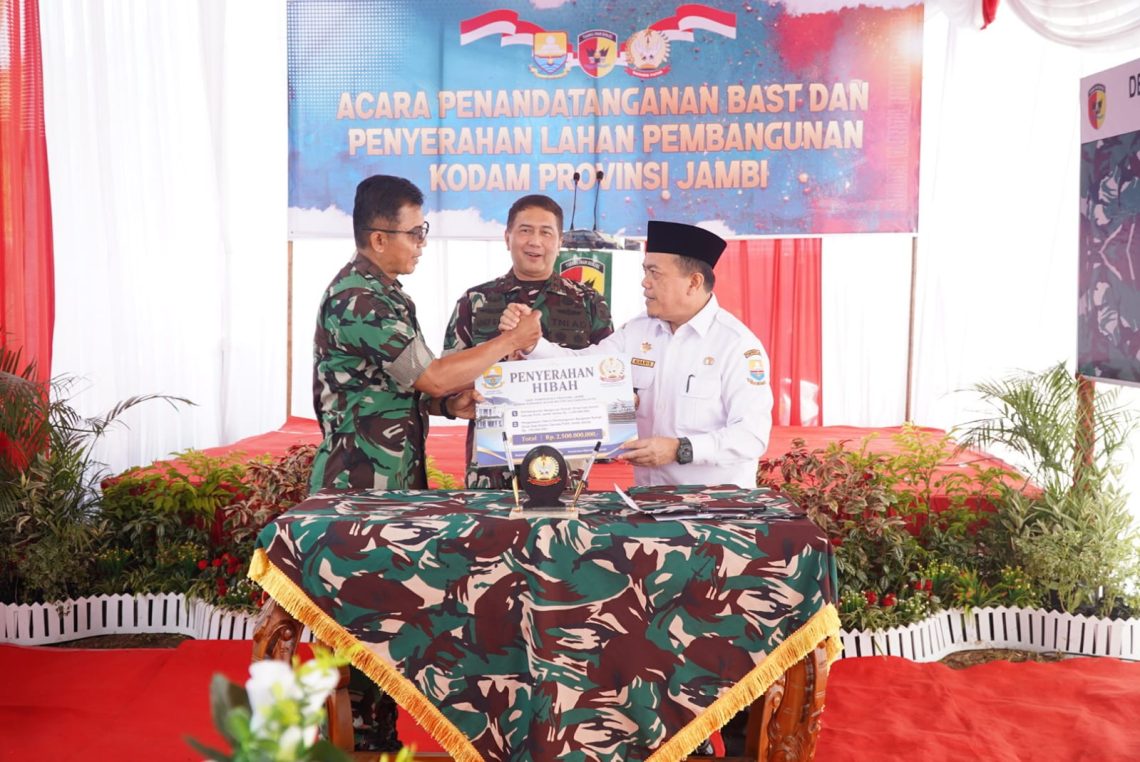 Pangdam XX/TIB Mayjen TNI Arief Gajah Mada bersama Gubernur Jambi Al Haris meninjau lokasi pembangunan Kodam baru di Desa Pondok Meja, Muaro Jambi, Jumat (22/5/2026). (Dok: Redaksi)
